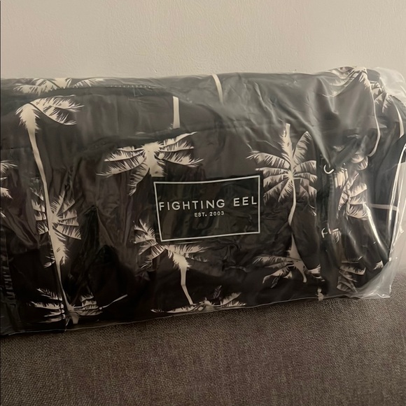 Fighting Eel BRAND NEW Black and White Palm Print Duffel Bag - Picture 3 of 3